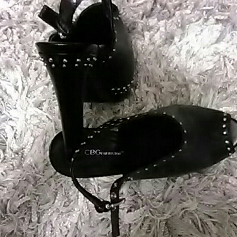 Shoes - Picture 5 of 6